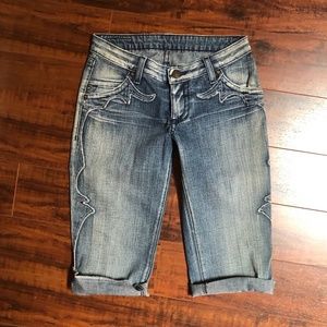 Robin's Jean sz 28 CHIC Destroyed Festival Chic Light Denim Cropped Capr…